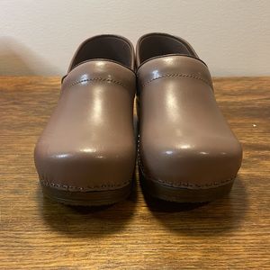 🆕|Sanita| Women’s Izabella Leather Taupe Clogs Size 40